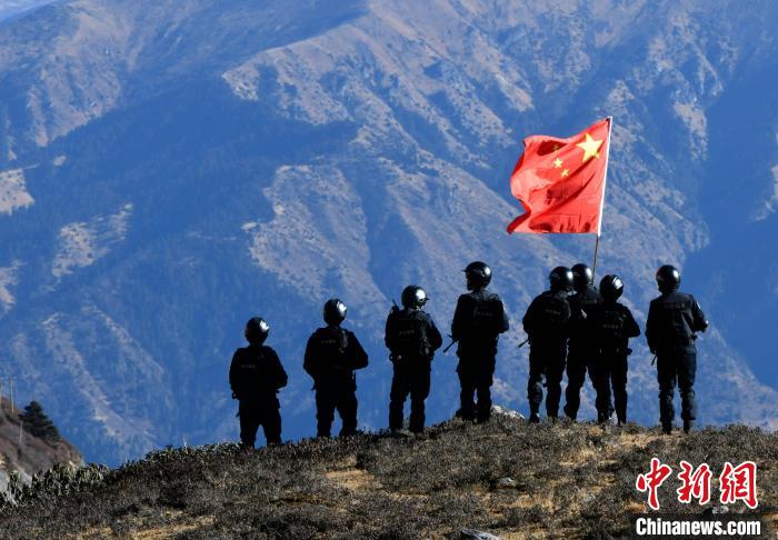 1月6日，移民警察在執(zhí)勤?！±盍?攝