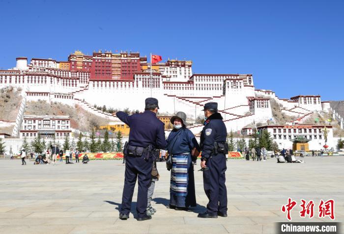 圖為1月23日，布達(dá)拉宮廣場(chǎng)派出所民警正在回答民眾咨詢。　貢嘎來松 攝