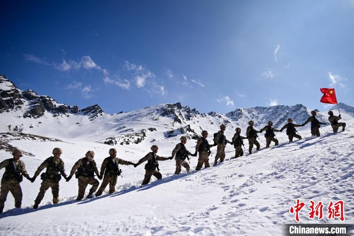 西藏軍區(qū)山南軍分區(qū)某邊防團(tuán)踏雪巡邊國(guó)旗揚(yáng)