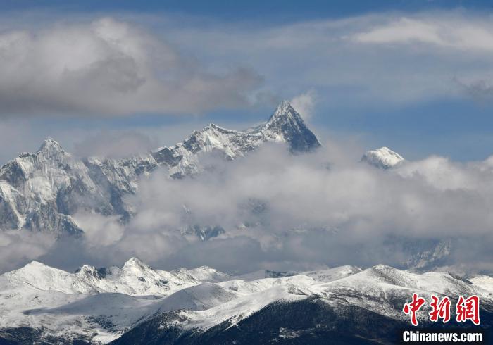 2月17日，西藏林芝色季拉山觀景臺拍到的南迦巴瓦峰?！±盍?攝