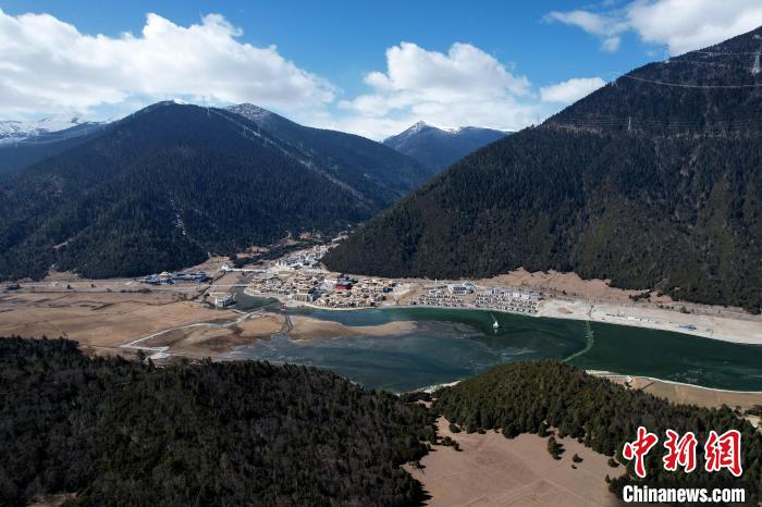 2月17日，西藏林芝魯朗小鎮(zhèn)。(無人機(jī)照片) 李林 攝