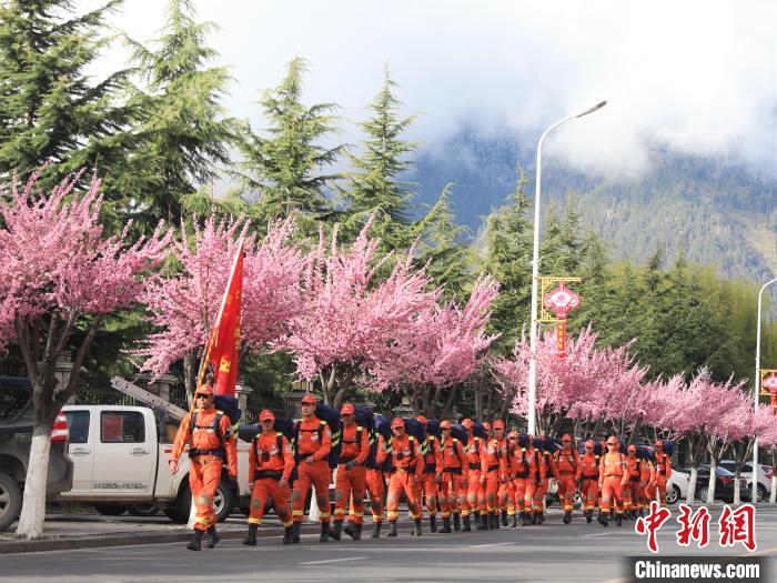 消防員在徒步前行。　西繞拉翁 攝