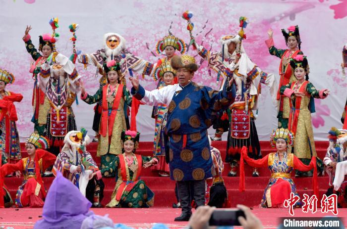 3月28日，西藏林芝第二十屆桃花旅游文化節(jié)開幕式上的文藝表演?！±盍?攝