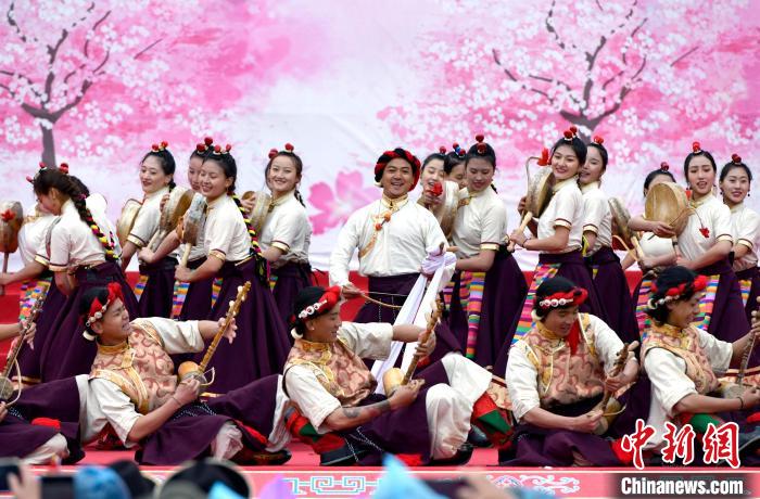 3月28日，西藏林芝第二十屆桃花旅游文化節(jié)開幕式上的文藝表演?！±盍?攝