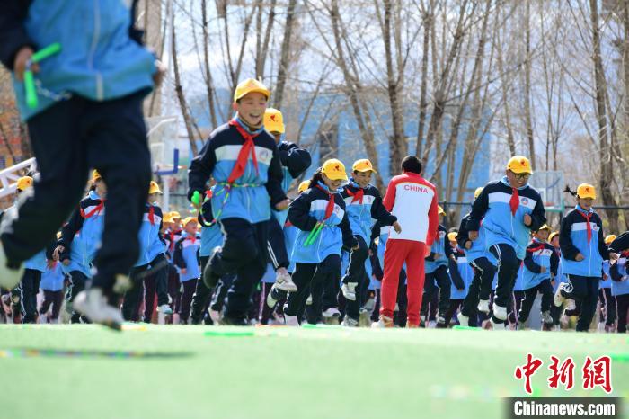 圖為學(xué)生在跳繩教練齊景龍的指導(dǎo)下做準(zhǔn)備運(yùn)動。　貢嘎來松 攝