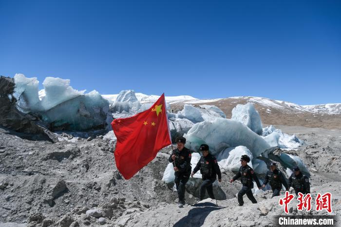 4月5日，普瑪江塘邊境派出所民輔警巡邏至四零冰川附近。　江飛波 攝