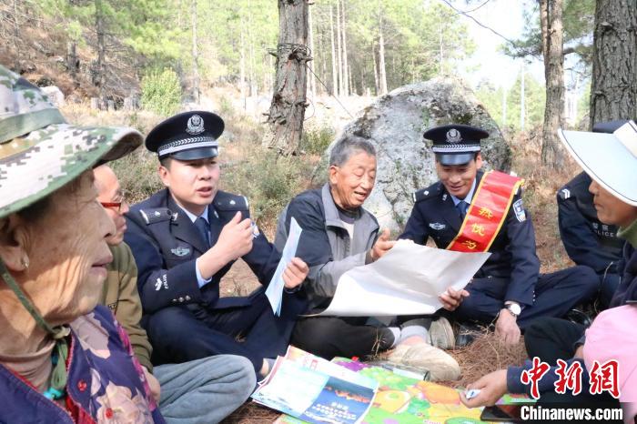 圖為竹瓦根邊境派出所民警為轄區(qū)群眾宣講森林防火常識?！≈裢吒吘撑沙鏊?供圖