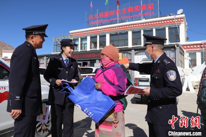 圖為日土邊境派出所民警在選轄區(qū)宣講國家安全知識?！∪尾?攝