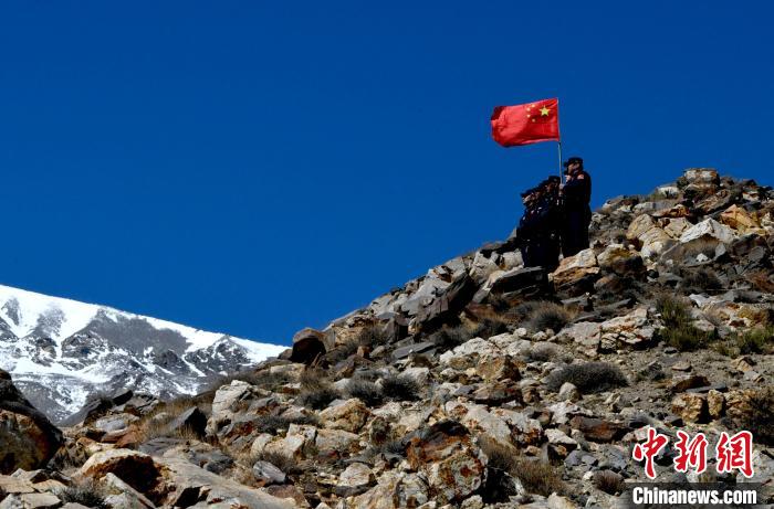 底雅邊境派出所民警夏永軍(右一)在巡邏中?！±盍?攝