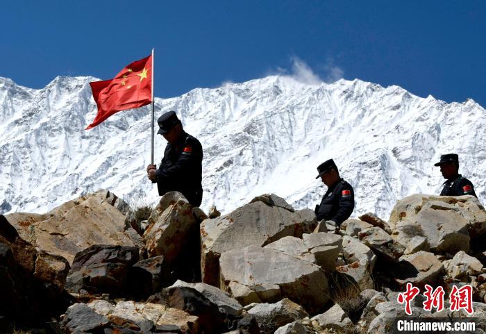 底雅邊境派出所民警夏永軍(左一)在巡邏中。