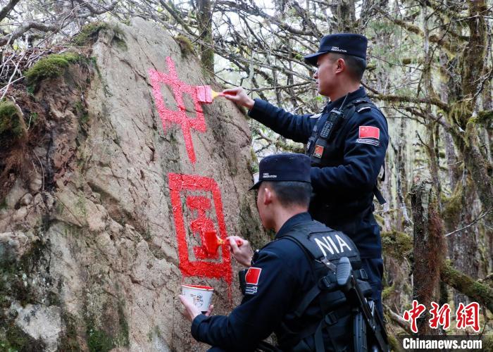 山南邊境管理支隊(duì)玉麥邊境派出所民警邊境巡邏途中在石頭上用油漆涂寫“中國”二字 ?！∴嶇?攝