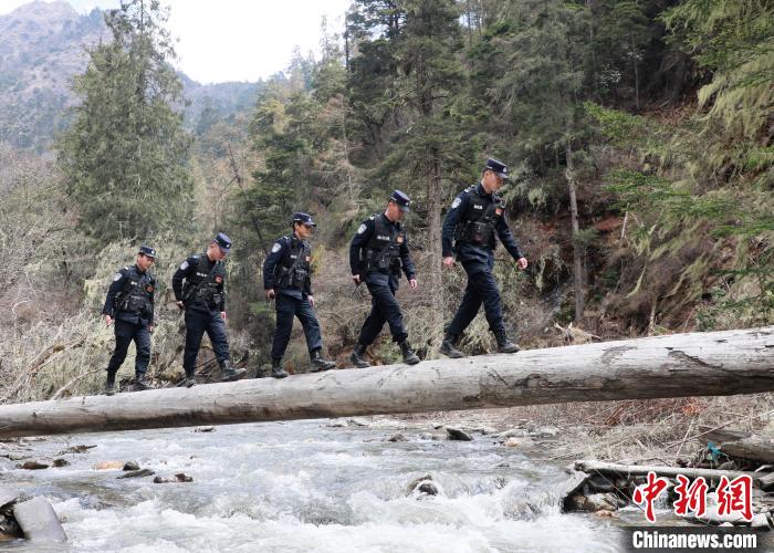 山南邊境管理支隊(duì)玉麥邊境派出所民警邊境巡邏途中走過河道上“獨(dú)木橋”?！∴嶇?攝