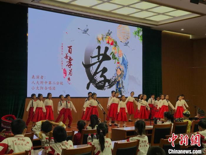 圖為中國人民大學(xué)附屬中學(xué)第二分校的小朋友們合唱。　陳建新 攝