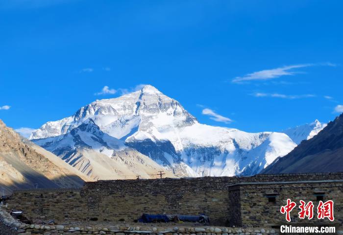 圖為在珠峰大本營(yíng)觀(guān)賞珠穆朗瑪峰?！≮w延 攝