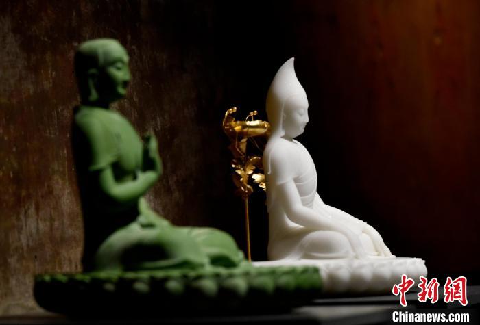 圖為展覽中圍繞西藏歷史與傳統(tǒng)創(chuàng)作的雕塑作品?！±盍?攝