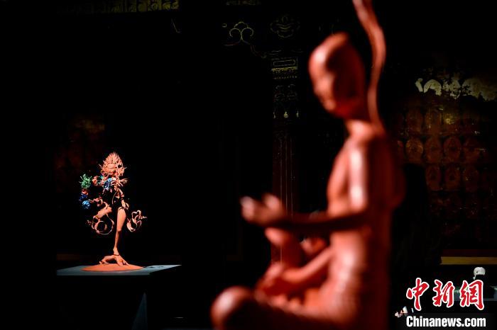 圖為展覽中圍繞西藏歷史與傳統(tǒng)創(chuàng)作的雕塑作品?！±盍?攝