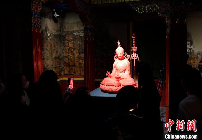 圖為觀眾正在欣賞展覽中的雕塑作品?！±盍?攝