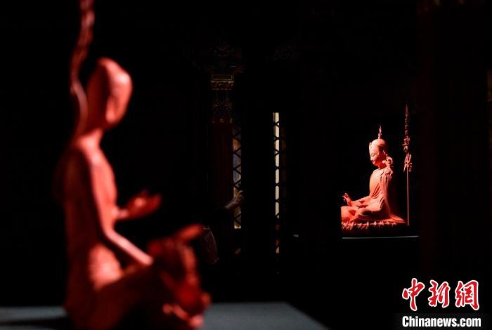 圖為展覽中圍繞西藏歷史與傳統(tǒng)創(chuàng)作的雕塑作品。　李林 攝
