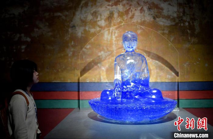 圖為觀眾正在欣賞展覽中的雕塑作品?！±盍?攝