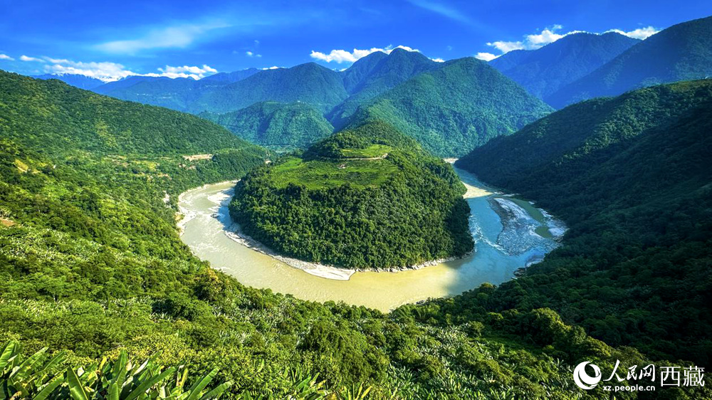 風(fēng)景秀麗、植被繁茂的西藏林芝市墨脫縣果果塘大拐彎。人民網(wǎng)記者 次仁羅布攝