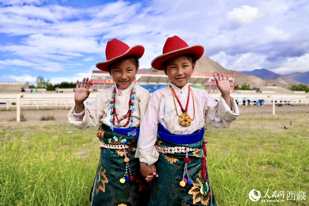 比賽現(xiàn)場外身著民族服飾的藏族小女孩兒。