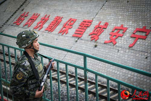 武警西藏總隊拉薩支隊執(zhí)勤八大隊官兵在鐵路旁執(zhí)勤。支翔宇 攝