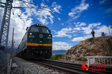 武警西藏總隊拉薩支隊執(zhí)勤八大隊官兵向駛過的火車行舉槍禮。張磊 攝