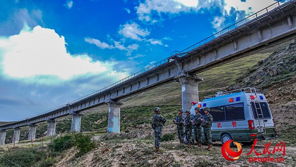 武警西藏總隊拉薩支隊執(zhí)勤八大隊官兵進(jìn)行護(hù)路演練以應(yīng)對突發(fā)情況。張磊 攝