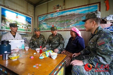 武警西藏總隊拉薩支隊執(zhí)勤八大隊官兵慰問藏族老人。何騰海 攝