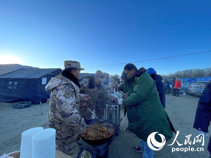 子弟兵為受災群眾分發(fā)早餐。人民網記者 郝潔攝