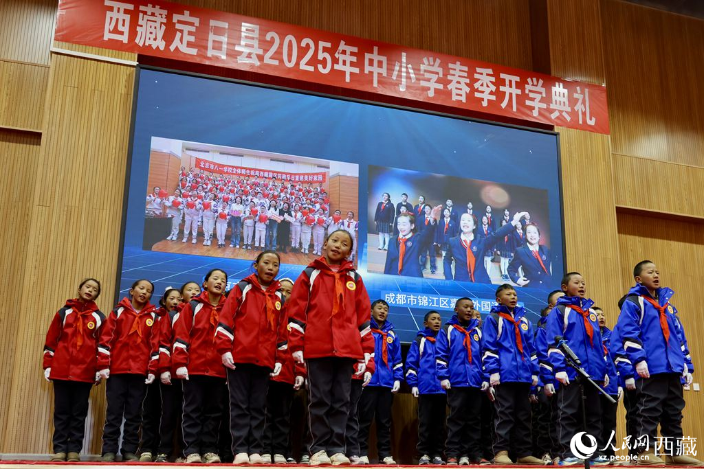 定日縣中小學(xué)生代表與北京市八一學(xué)校、成都市錦江區(qū)嘉祥外國語學(xué)校的師生一同唱響《把未來點(diǎn)亮》，迎來開學(xué)第一課。人民日報(bào)記者 鮮敢攝