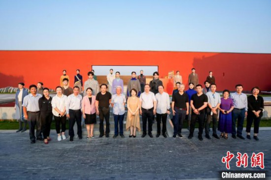 近40套藏式針織系列時裝亮相2022北京時裝周?！”本r裝周供圖