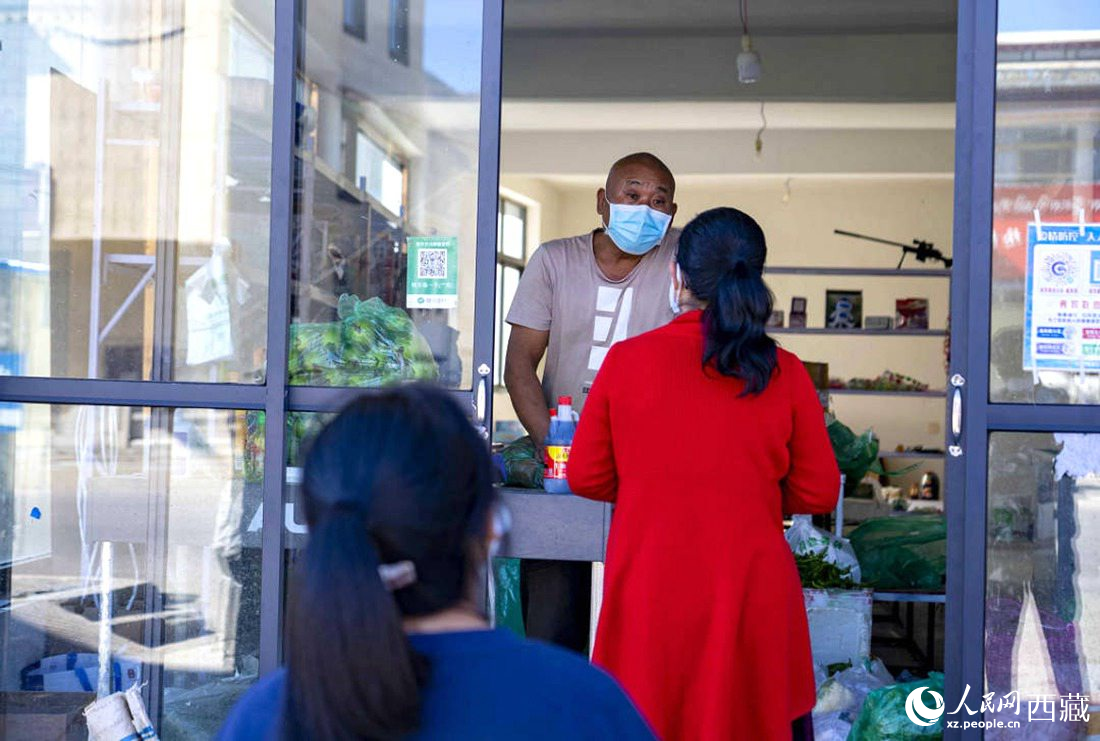 市民們有序排隊購買早餐。人民網(wǎng) 次仁羅布攝