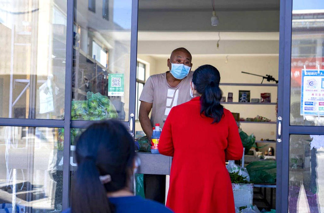 市民們有序排隊(duì)購(gòu)買(mǎi)早餐。人民網(wǎng) 次仁羅布攝