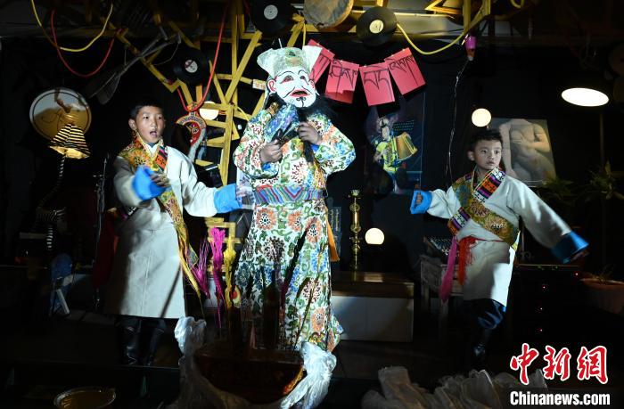 圖為由少兒表演的藏戲在公開場合演出。資料圖 趙朗 攝