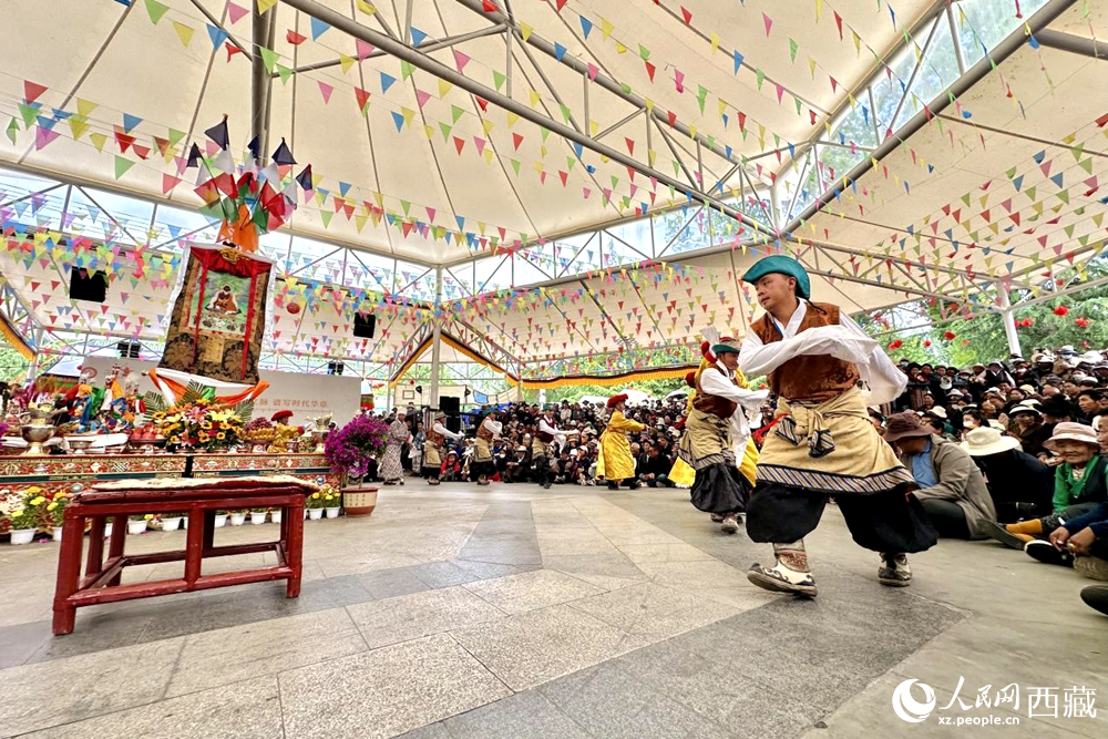 拉薩市宗角祿康公園舉行傳統(tǒng)藏戲劇目展演。