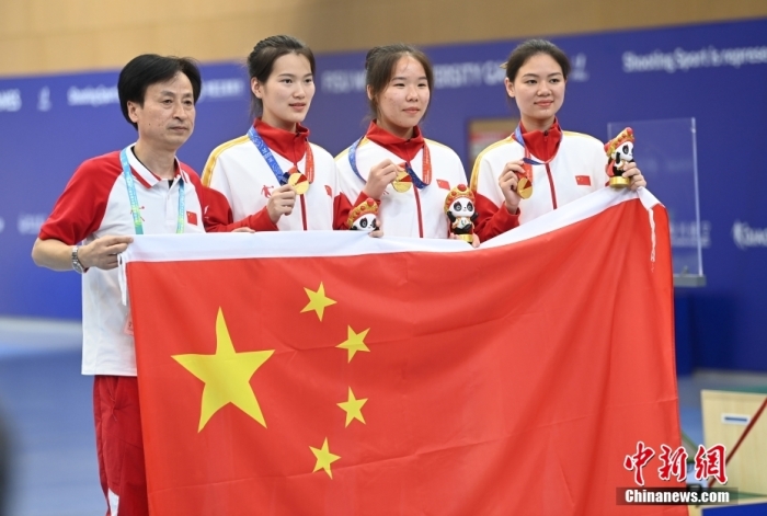 8月1日，第31屆世界大學生夏季運動會女子25米手槍團體決賽在四川成都舉行，中國隊獲得冠軍。圖為中國隊選手熊亞瑄(左二)、林雅茜(右二)、王珂怡(右一)等站在領獎臺上合影。<a target='_blank' href='/'><p  align=